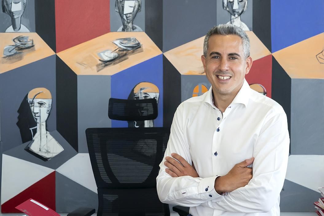 Zuloaga posa delante de una de las obras que decoran su despacho.