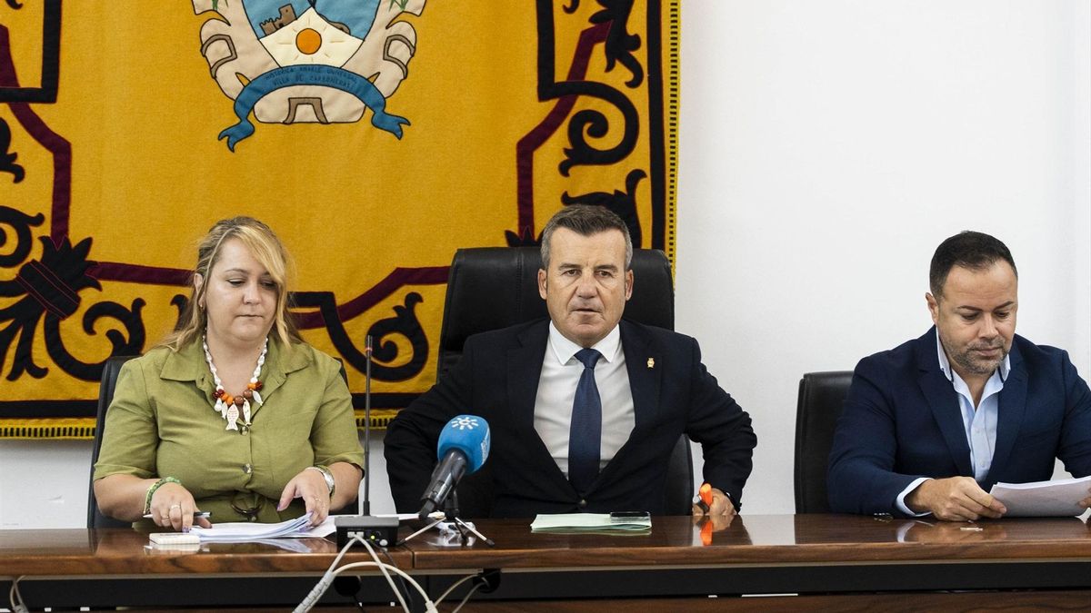 El alcalde de Carboneras, Salvador Hernández, en el Pleno de este miércoles.