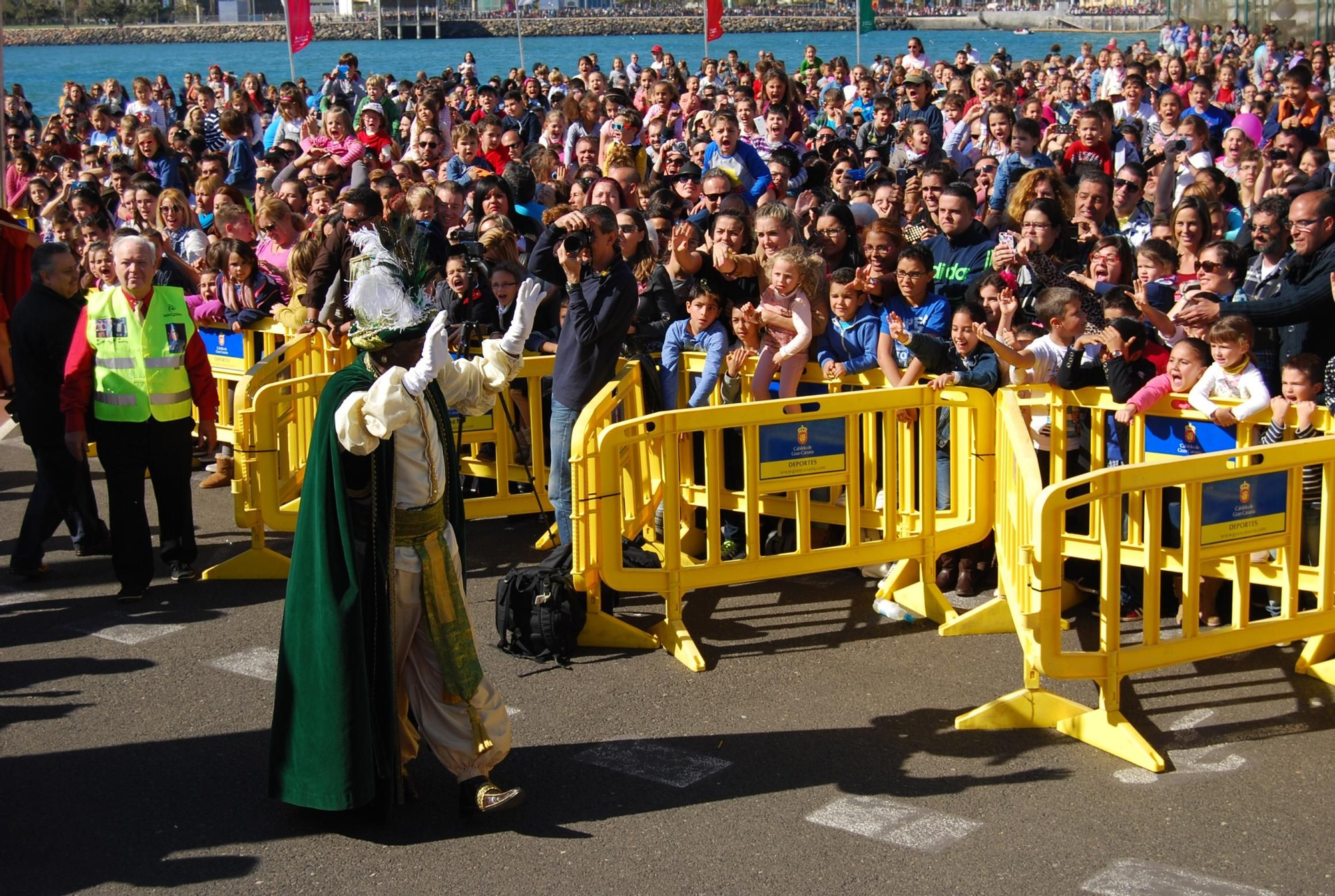 Baltasar saluda a un grupo de personas