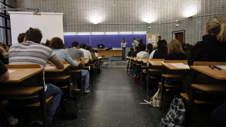 Opositores en un examen