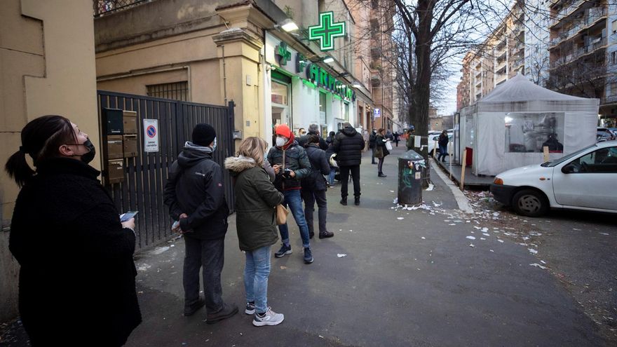 Personas haciendo cola a las puertas de una farmacia para adquirir un test COVID en Roma, Italia
