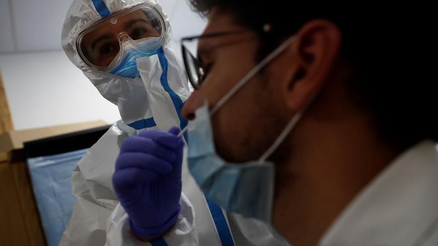 Un trabajador sanitario hace un test de coronavirus.
