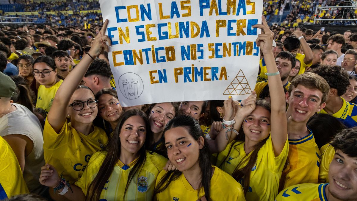 Fans de Quevedo en las primeras filas del concierto del tour 'Buenas noches', a su paso por Gran Canaria.