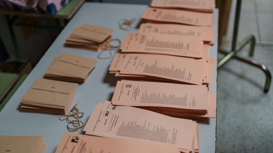 Papeletas en un colegio electoral extremeño este domingo.