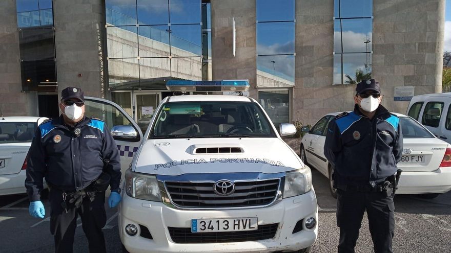 Entre las sesenta y cuatro empresas de ámbito portuario a las que se han proporcionado las mascarillas de protección se encuentran los prestatarios de los servicios portuarios de amarre, remolcadores, prácticos y estibadores.