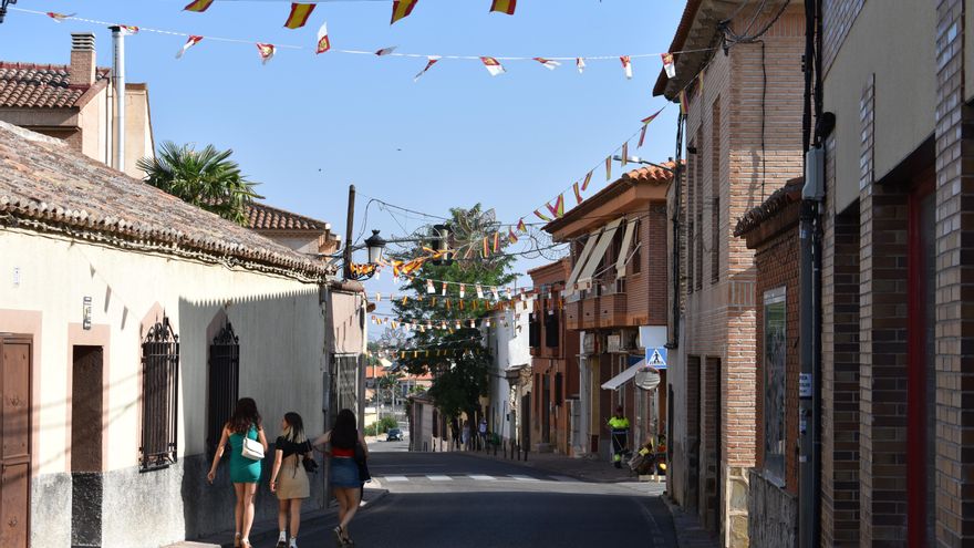 Varias jóvenes pasadas sobre las 10 de la mañana en Cobisa, una localidad toledana que combina las fiestas patronales con el día electoral