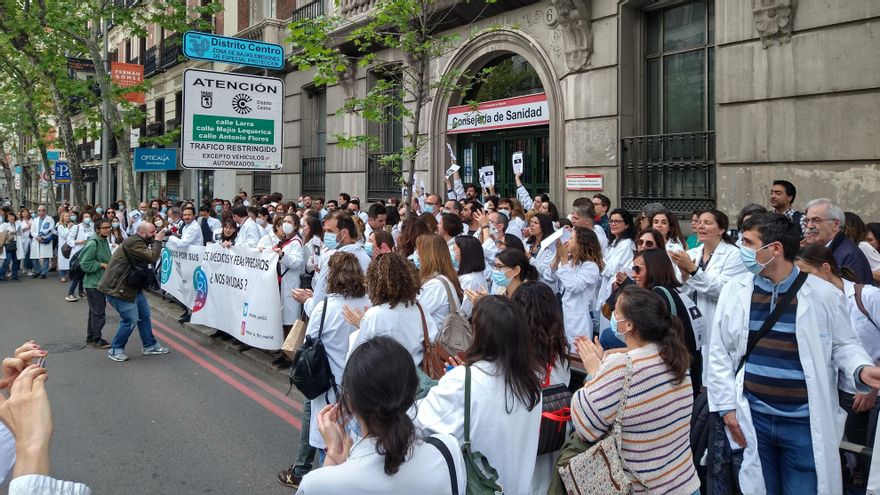 Un momento de la protesta frente a la Consejería