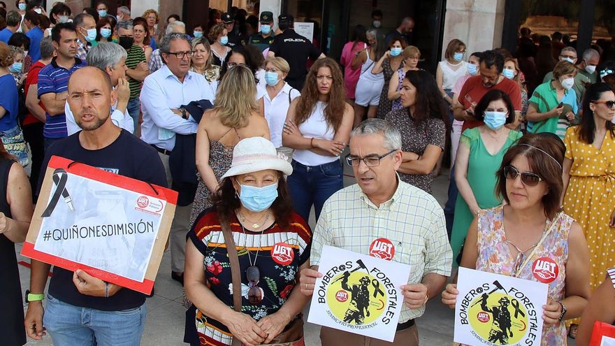 Concentración a las puertas de la Delegación Territorial de la Junta en León por la muerte de un brigadista en Zamora. // Peio García / ICAL