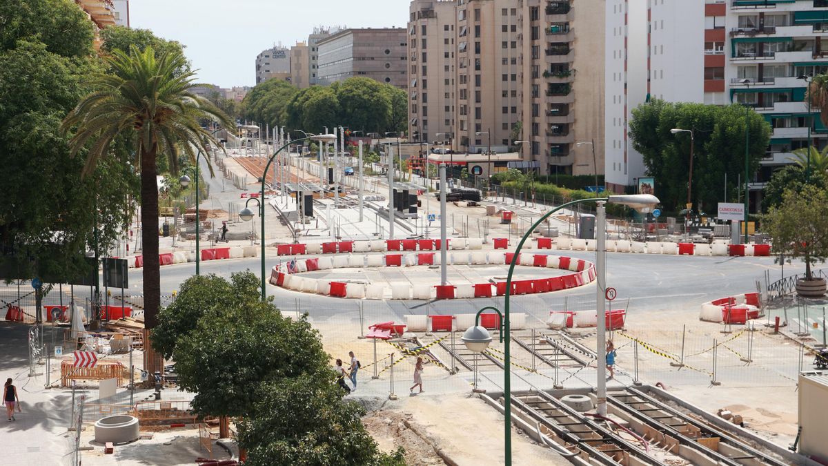 Archivo - Imagen de archivo de las obras del tranvía en la avenida San Francisco Javier en Sevilla.
