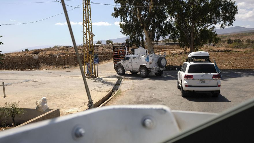 Archivo (5/09/2025).- Vista de vehículos durante una patrulla de la misión de paz de la ONU (Finul), en los alrededores de la posición 4-28, una de las dos posiciones españolas situada a escasos cien metros de la denominada Línea Azul, la frontera de facto entre el Líbano e Israel. EFE/ Edgar Gutiérrez