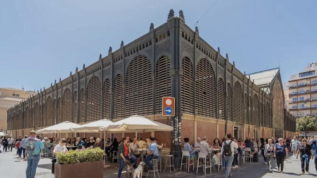 La puerta de este mercado malagueño es del siglo XIV y antes fue astillero, almacén, hospital y cuartel