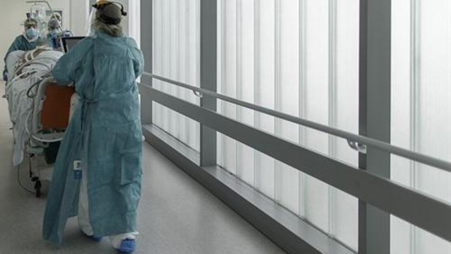 Sanitarios trasladan a un paciente ingresado en la Unidad de Cuidados Intensivos del Hospital Infanta Sofía en San Sebastián de los Reyes (Madrid)