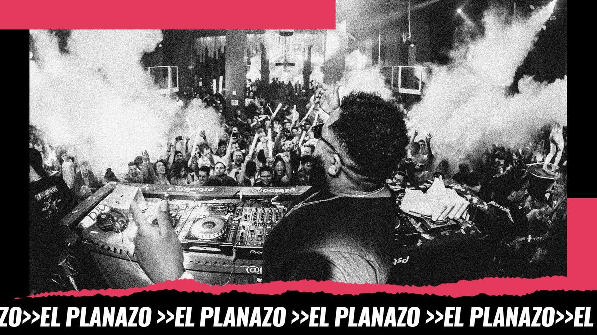 Foto de archivo de una fiesta desde la mesa del DJ