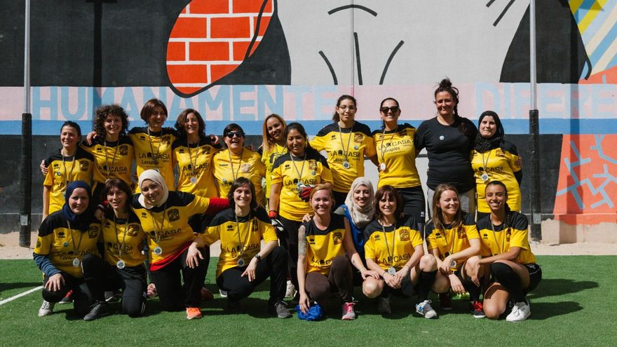 Las Dragonas de Lavapiés logran una nueva ayuda de Centro para seguir promoviendo la igualdad a través del fútbol femenino