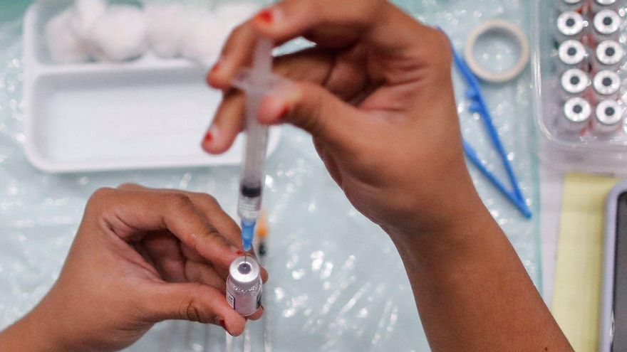 Una efermera prepara una dosis de la vacuna anticovid de Pfizer