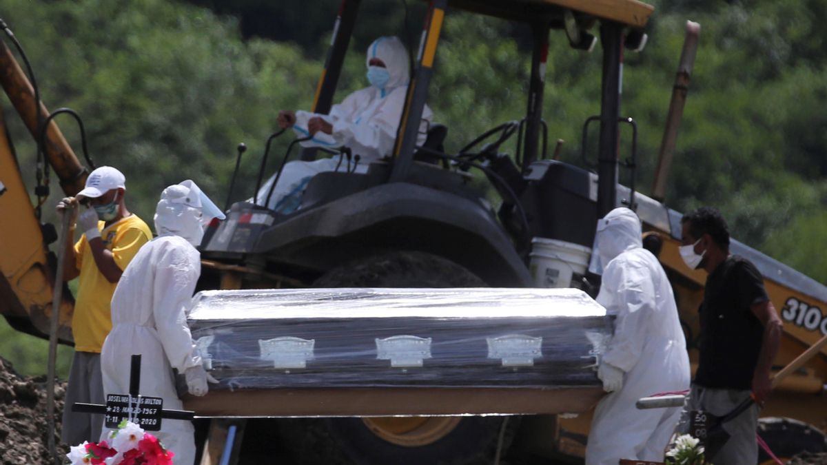 Un grupo de personas participa en un entierro en el cementerio Jardín de Paz Los Ángeles, destinado para entierros de personas que fallecen por el coronavirus, al este de Tegucigalpa (Honduras). EFE/Gustavo Amador/Archivo