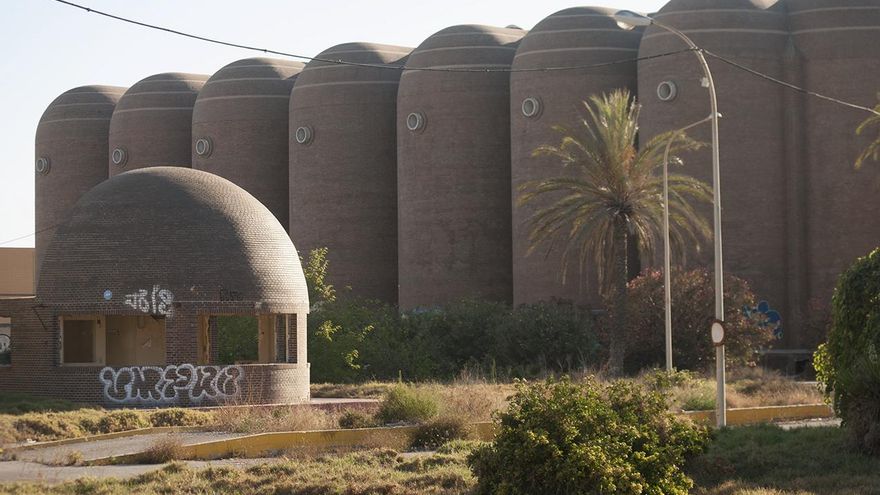 Bodegas Vinival (1969), en la playa de la Patacona, Alboraia. AUTORA MARIA AUCEJO
