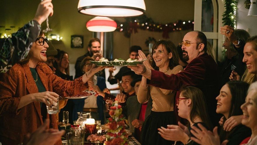 El anuncio de Navidad 2023 de Campofrío tiende puentes con la IA uniendo a muchos famosos y homenajes