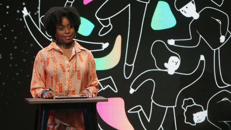 La escritora y feminista nigeriana Chimamanda Ngozi Adichie fue registrada este lunes, durante la inauguración del Congreso Futuro, en Santiago de Chile.