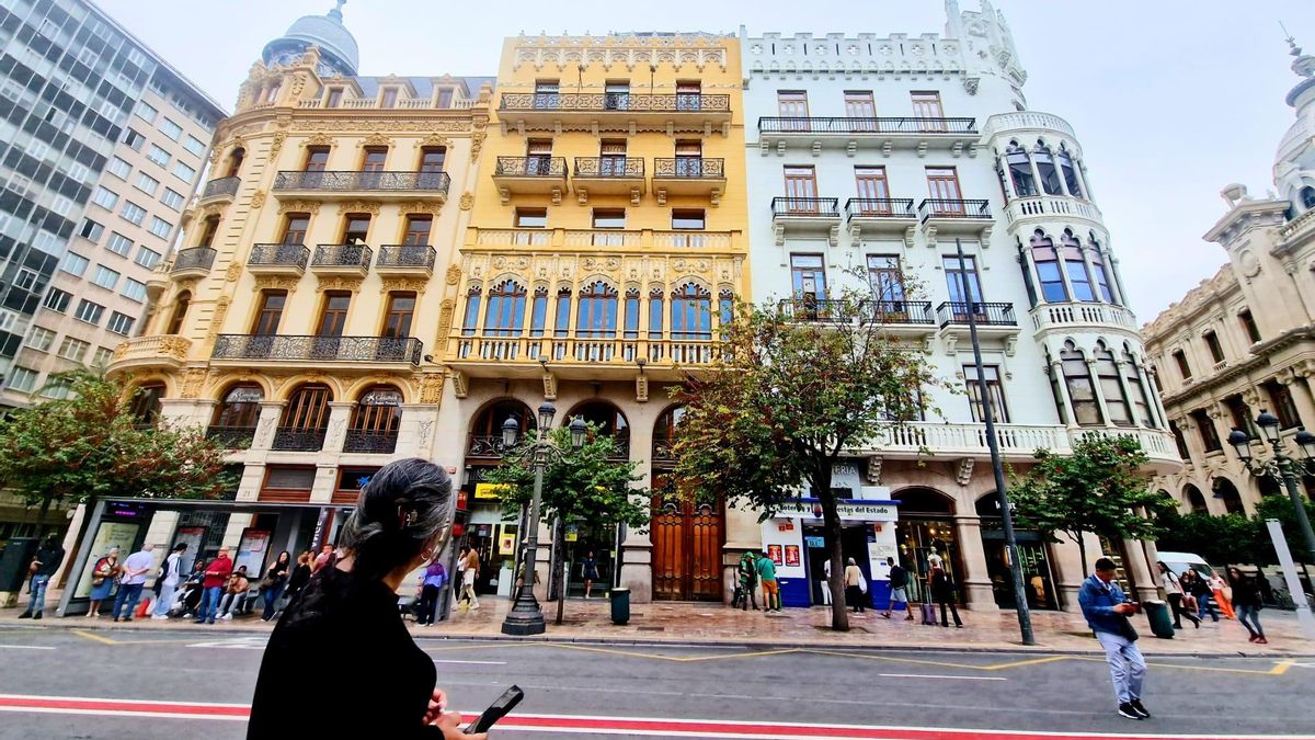 En el centro de la foto, casa Noguera. Estudi y casa del Arquitecte Mora.