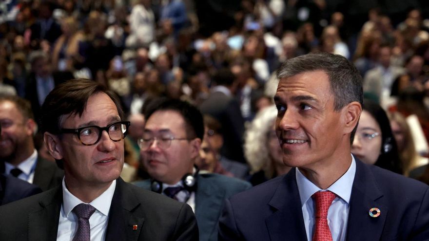 El presidente del Gobierno de España, Pedro Sánchez, junto al presidente de la Generalitat de Cataluña, Salvador Illa, durante la inauguración de Mondiacult 2025