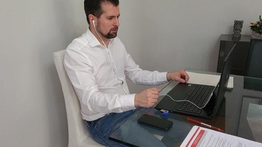 Luis Tudanca, durante la reunión online con otros representantes socialistas