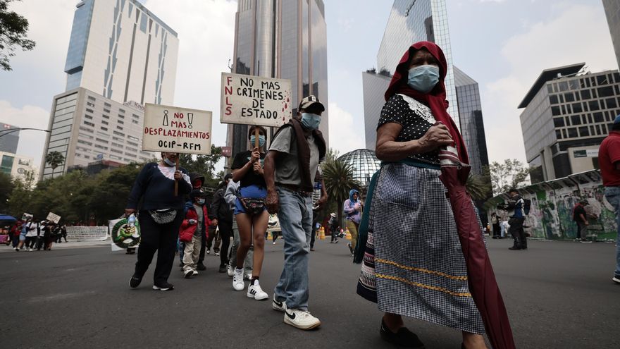 Familiares de desaparecidos tapizan de fichas de búsqueda una glorieta en Ciudad de México