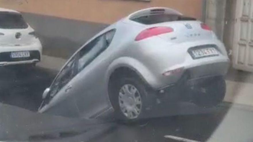 VÍDEO | Un coche engullido por un socavón, entre los estragos de las fuertes lluvias de este lunes en Tenerife