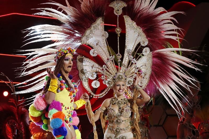 'Grimassira Maeva',  ganadora en 2016 y la recien coronada Reina del Carnaval, Esther Pérez. EFE/Elvira Urquijo