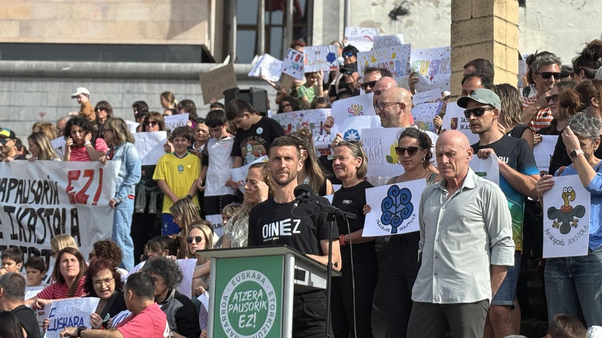 Imagen de la concentración de las ikastolas de Navarra frente a la sede del Departamento de Educación en rechazo al cierre de aulas en la red concertada.