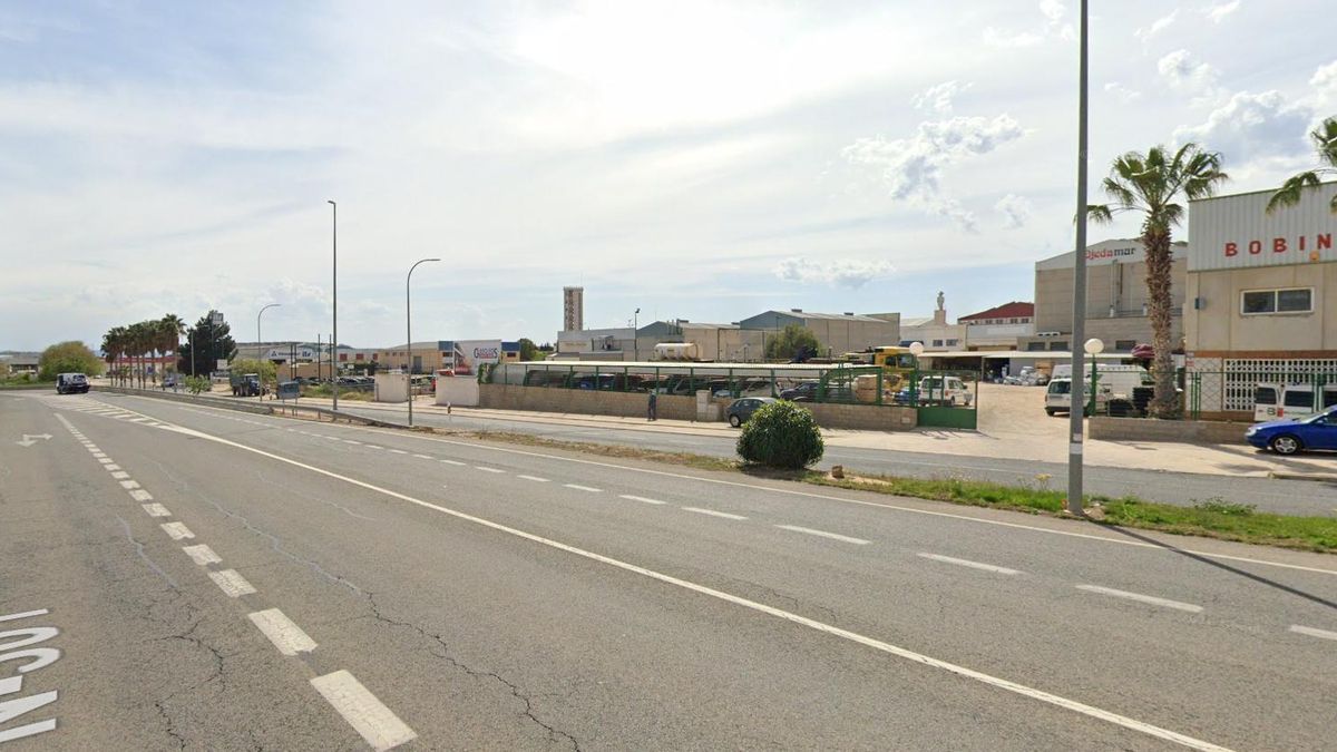 El incendio de una nave de Hellín, en Albacete, obliga a evacuar a veinte trabajadores