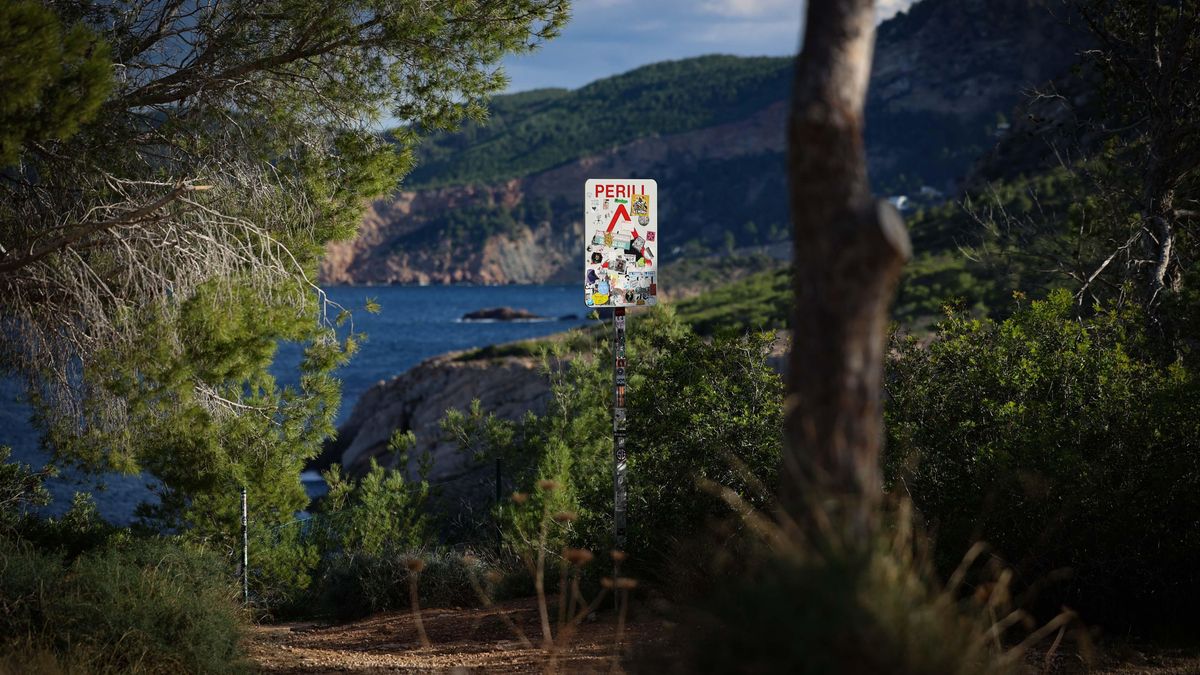 Un cartel anuncia peligro en la misma costa donde se intentó erigir el complejo hotelero