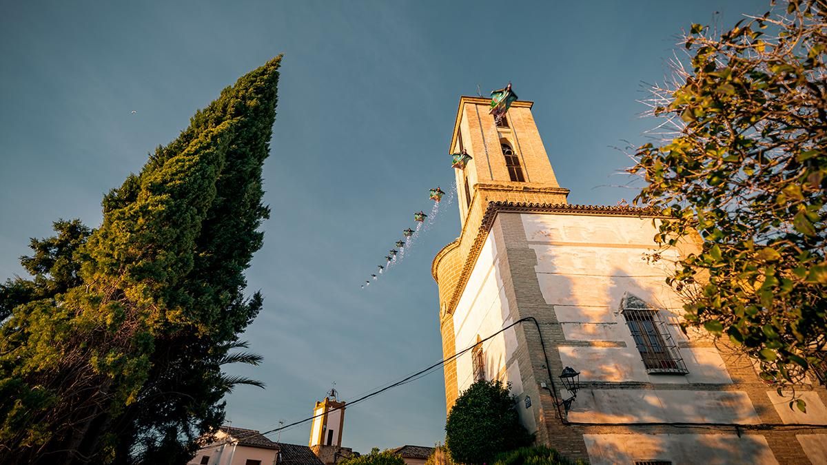 El austriaco Lukas Loibl sobrevuela Iznájar con un salto extremo