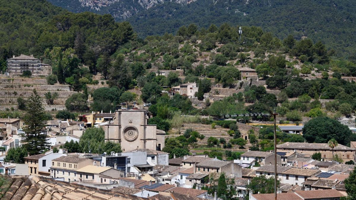 Vista panoràmica del municipi mallorquí d'Esporles i part de la Serra de Tramuntana