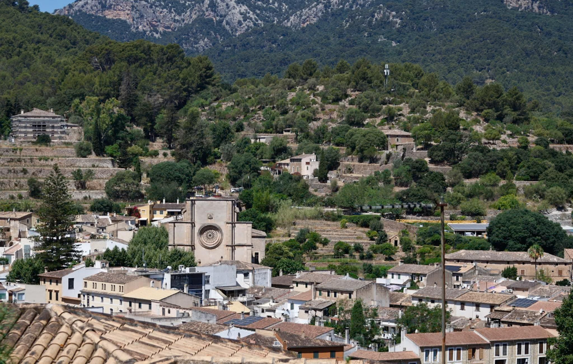Vista panorámica del municipio mallorquín de Esporles y parte de la Serra de Tramuntana, donde numerosas propiedades emblemáticas han salido al mercado inmobiliario para regocijo de grupos de inversión y extranjeros adinerados
