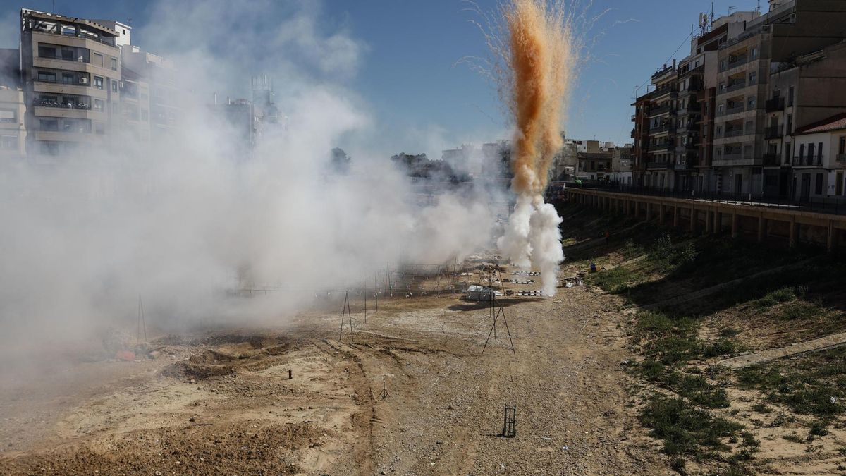 Mascletá este martes en el barranco del Poyo de Paiporta (València), durante la celebración de las Fallas en la localidad, que el año pasado no pudo vivir esta tradición con la pólvora.