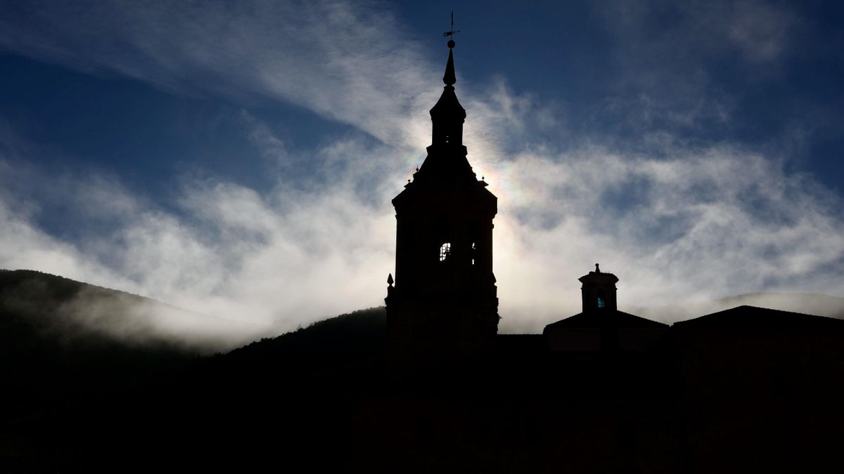 Niebla en el monasterio de Yuso en el valle de San Millán de la Cogolla este miércoles. EFE/Raquel Manzanares