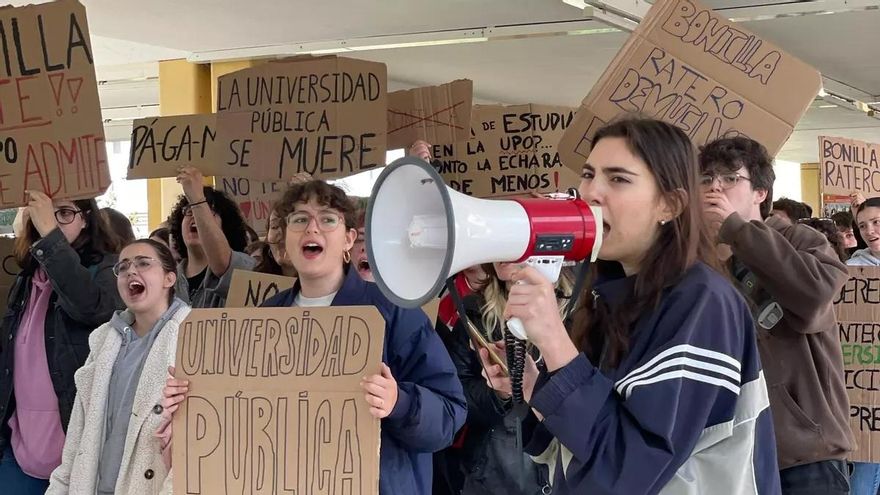 La red 'Universidades Andaluzas x la Pública' se manifiesta contra la "ofensiva mercantilista" del sistema universitario