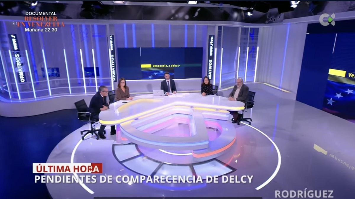 La mesa de debate para analizar la crisis política venezolana de enero pasado. A la derecha, Francisco Pomares y Lourdes Santana.
