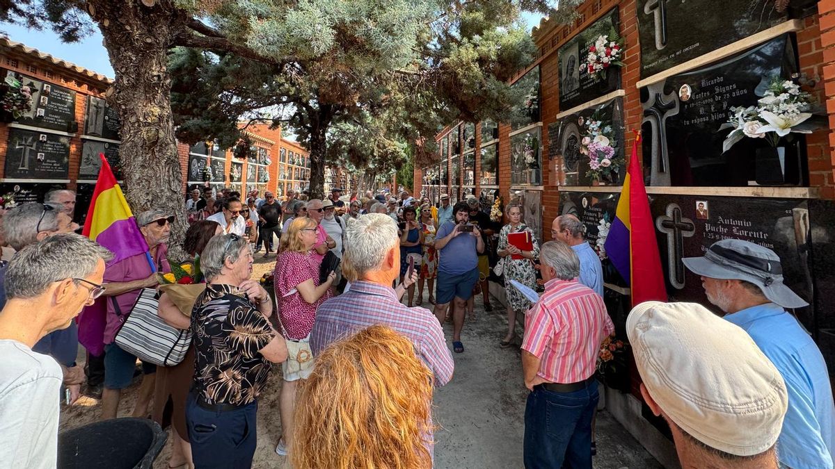 Imagen del acto conmemorativo en Sueca ante el nicho de Amado Granell.