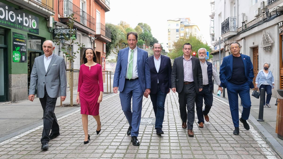 El consejero de Obras Públicas, Ordenación del Territorio y Urbanismo, José Luis Gochicoa, acompañado por responsables de su departamento, presentan los presupuestos de 2023