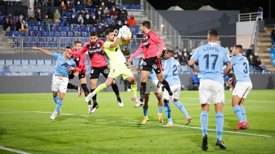 El Tenerife pierde la chispa, pero gana un empate en Ibiza