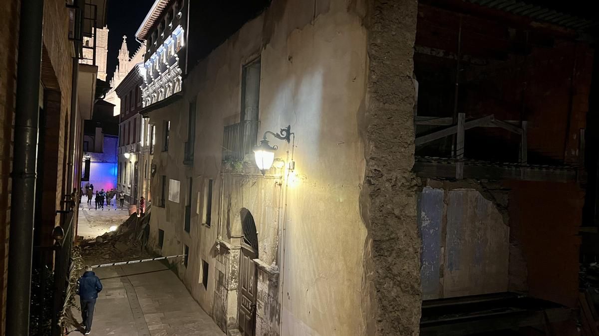 Derrumbe de la fachada de la casona de la calle Dámaso Merino de León capital. 