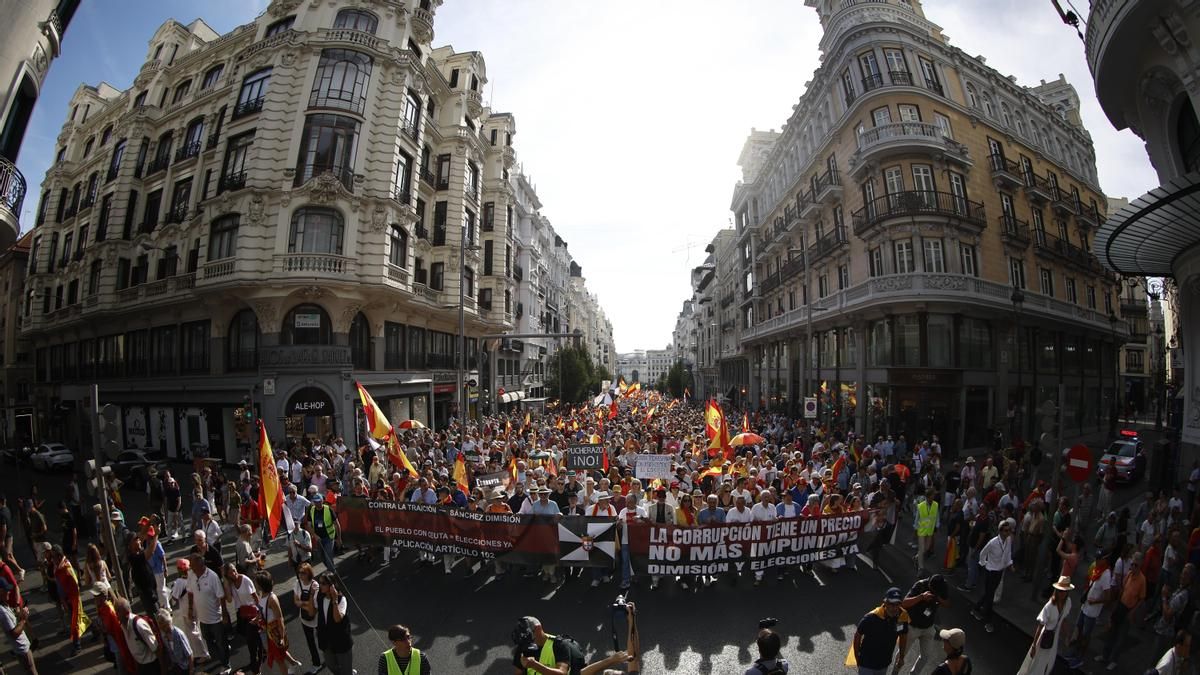 La marcha de la derecha "en defensa de España" exige que se juzgue a Sánchez por traición: “Su futuro está acabado a partir de Ceuta”