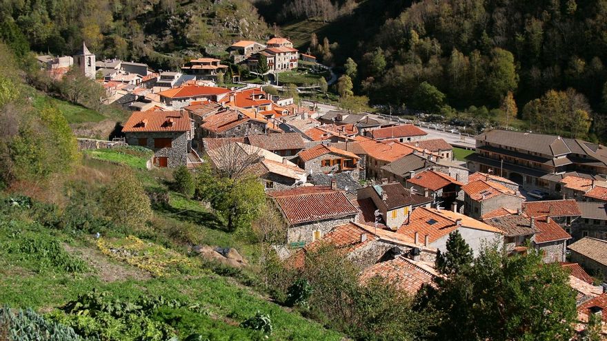 Este pueblo medieval tiene una pequeña playa de agua dulce en plena montaña