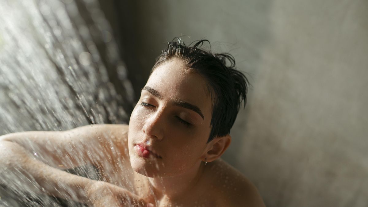 ¿Sirven las duchas frías antes de dormir para combatir el calor?
