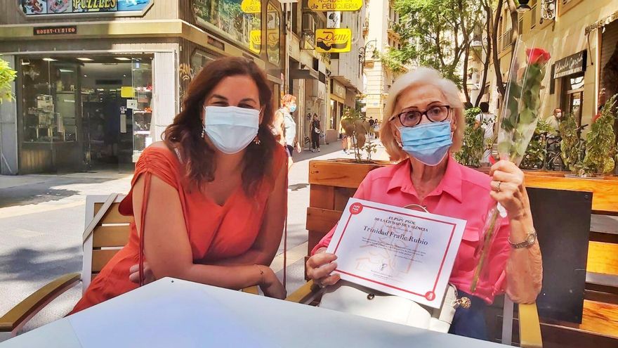 Homenatge dels socialistes valencians a Trini Fraile, a la dreta en la fotografia acompanyada per la vicealcaldessa de València, Sandra Gómez.
