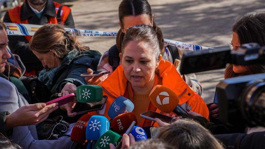Carmen Torrico, psicóloga de Cruz Roja atiende a los medios a las puertas del centro cívico Poniente Sur