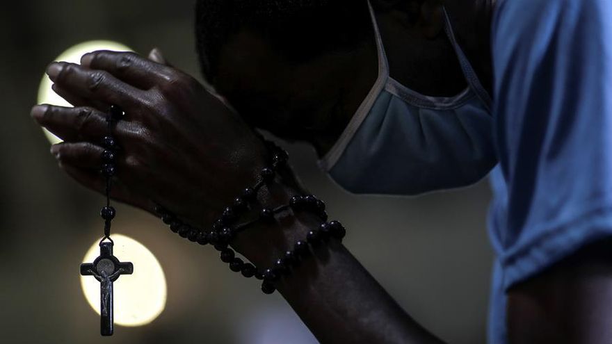 Una persona es vista con tapabocas en una iglesia durante la celebración de una eucaristía en Río de Janeiro (Brasil)