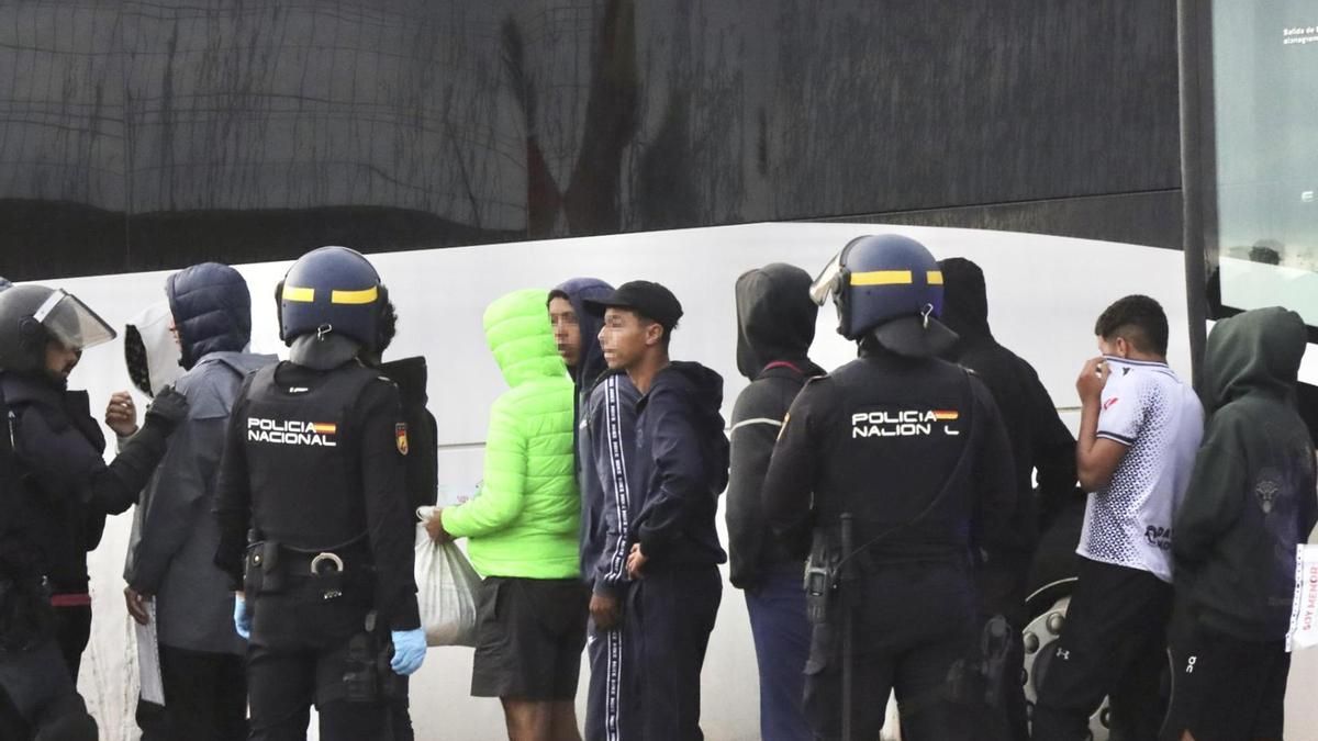 Los menores que se quedaron sin acogida y sin refugio tras el desalojo del Tarajal: “Nos hemos quedado en la calle”